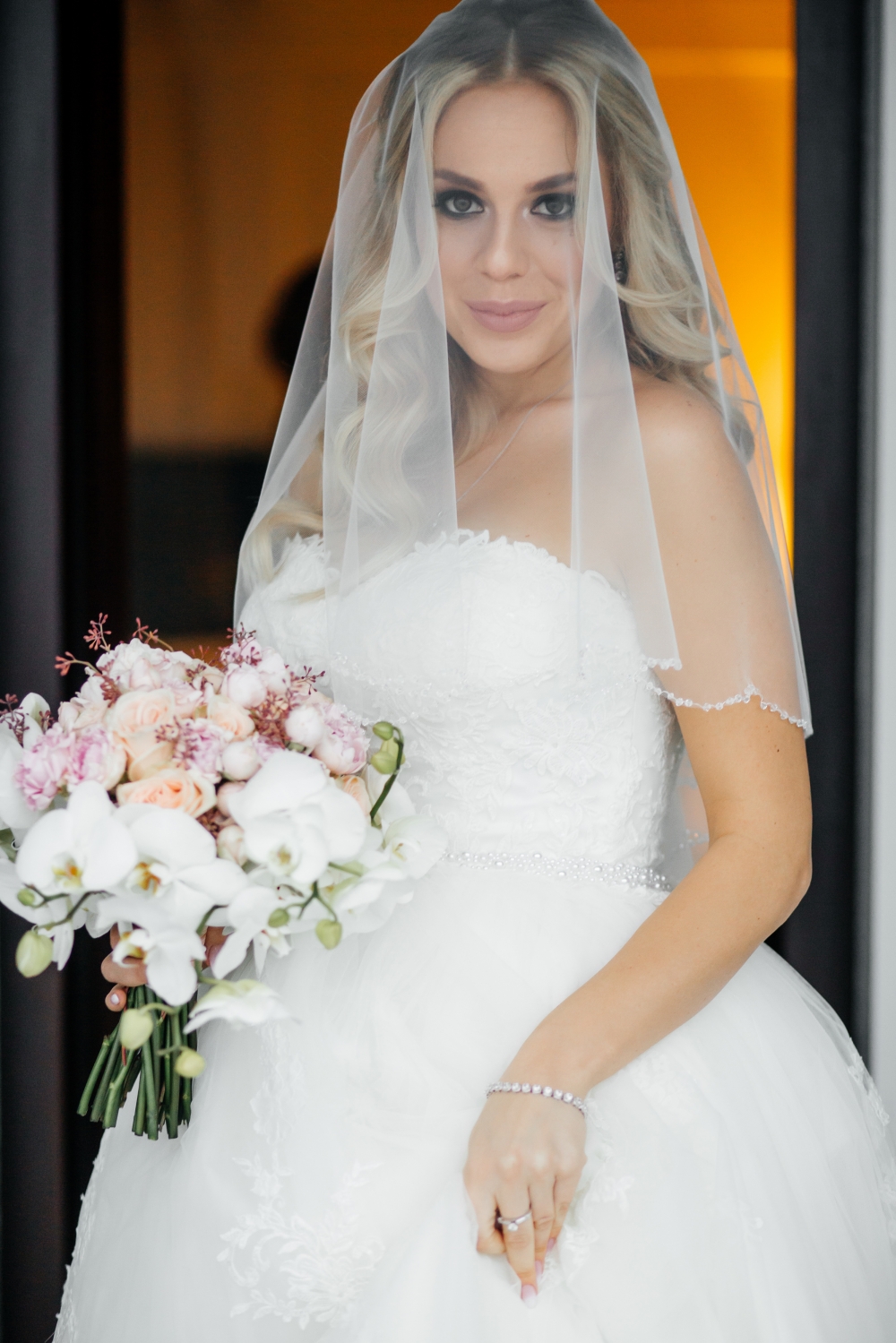 Букет невесты с белыми фаленопсисами