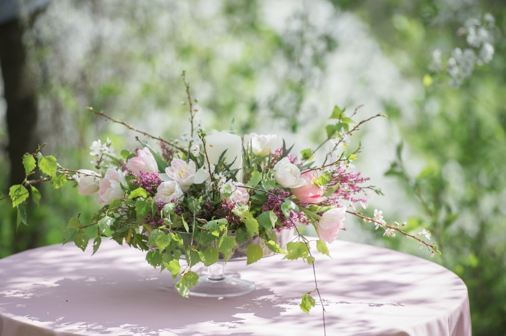 Цветочная композиция с цветущими ветками вишни. Идеальна для майской свадьбы.