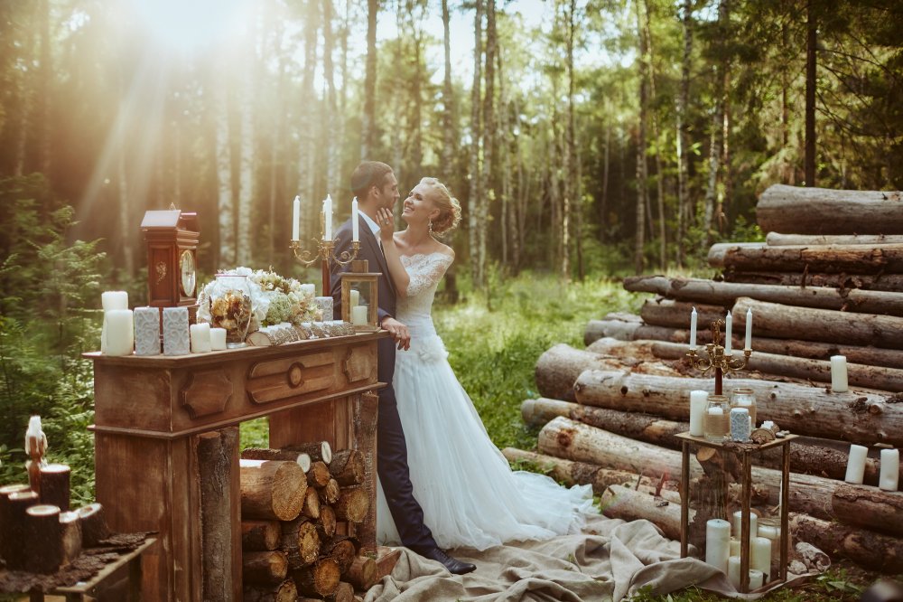 Стилизованная свадебная фотосессия в лесу