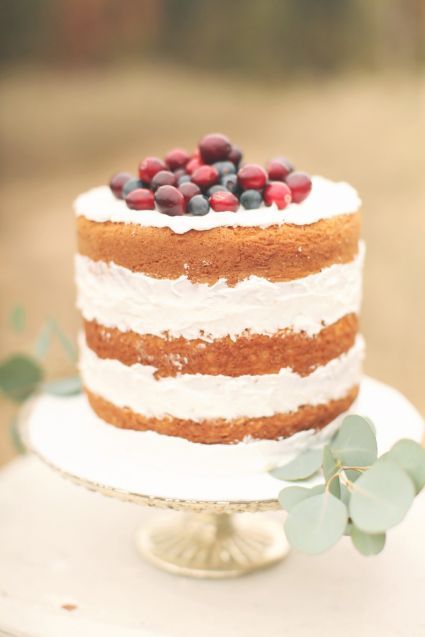 Бисквитный свадебный торт с ягодами