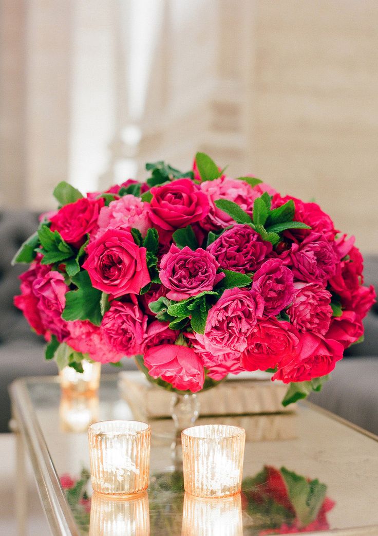 Оформление стола букетами роз